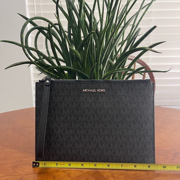 Micheal Kors wristlet - Picture 6 of 6